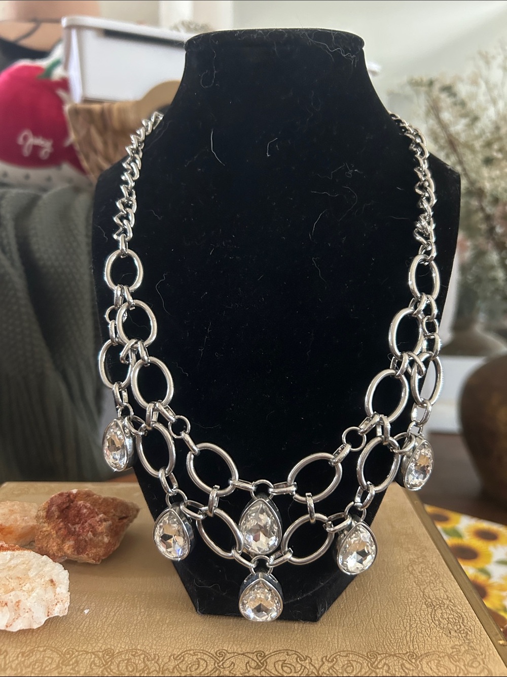 Paparazzi “Show-Stopping Shimmer” silver necklace w/teardrop rhinestones
